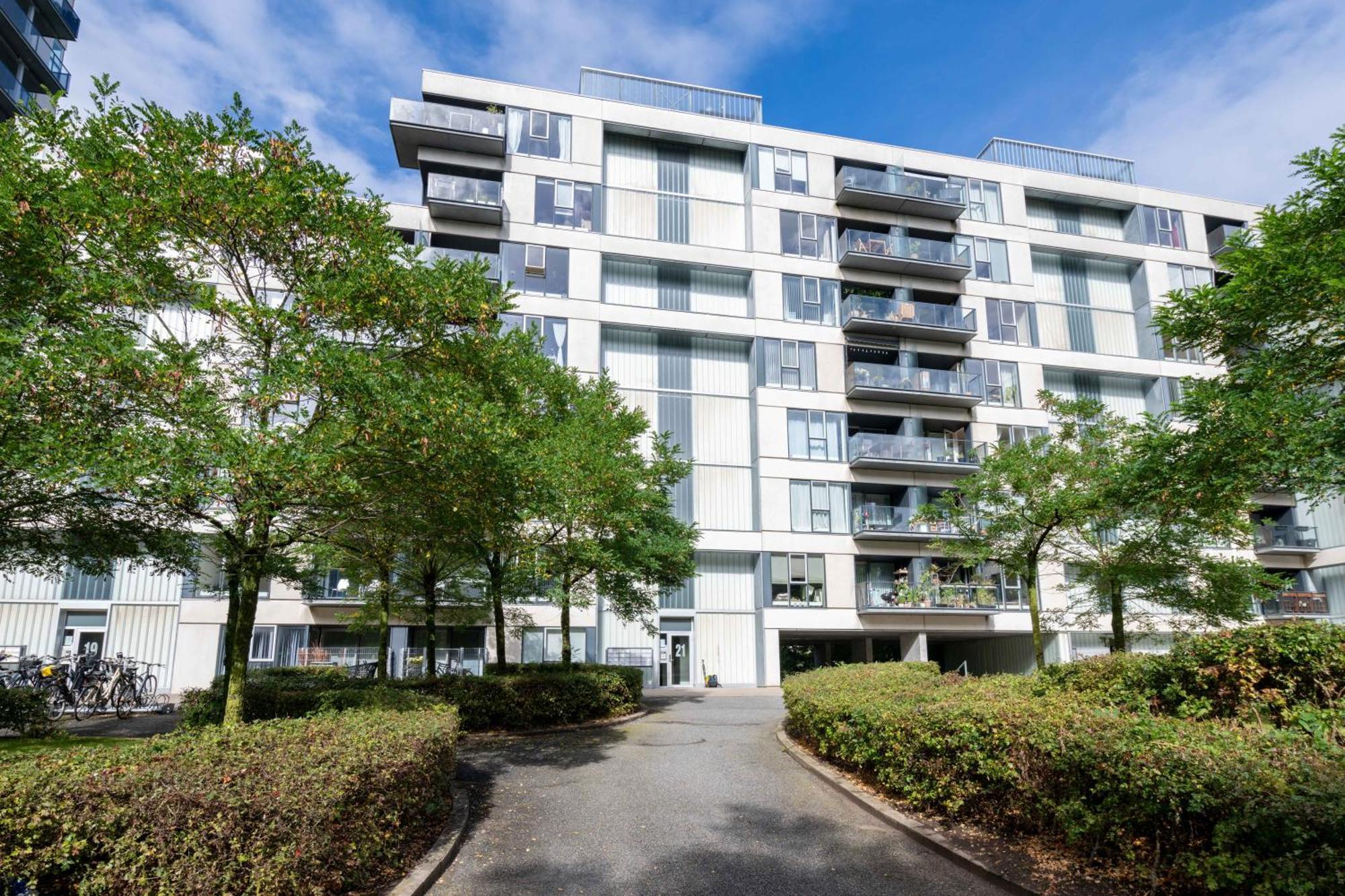 Stylish 3br Flat W Two Balconies