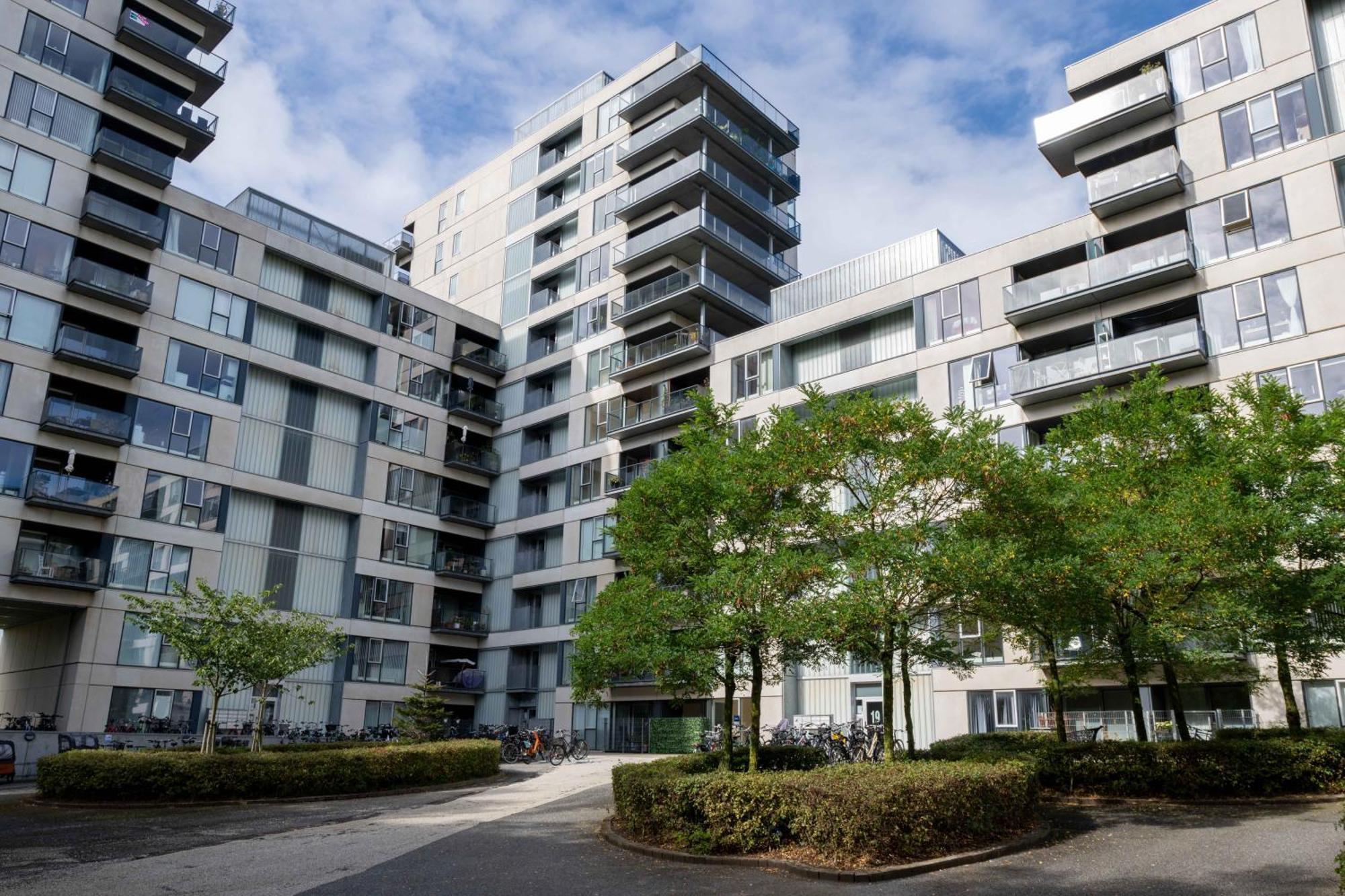 Stylish 3br Flat W Two Balconies *